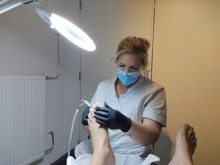 Feet by M.E. Pedicure