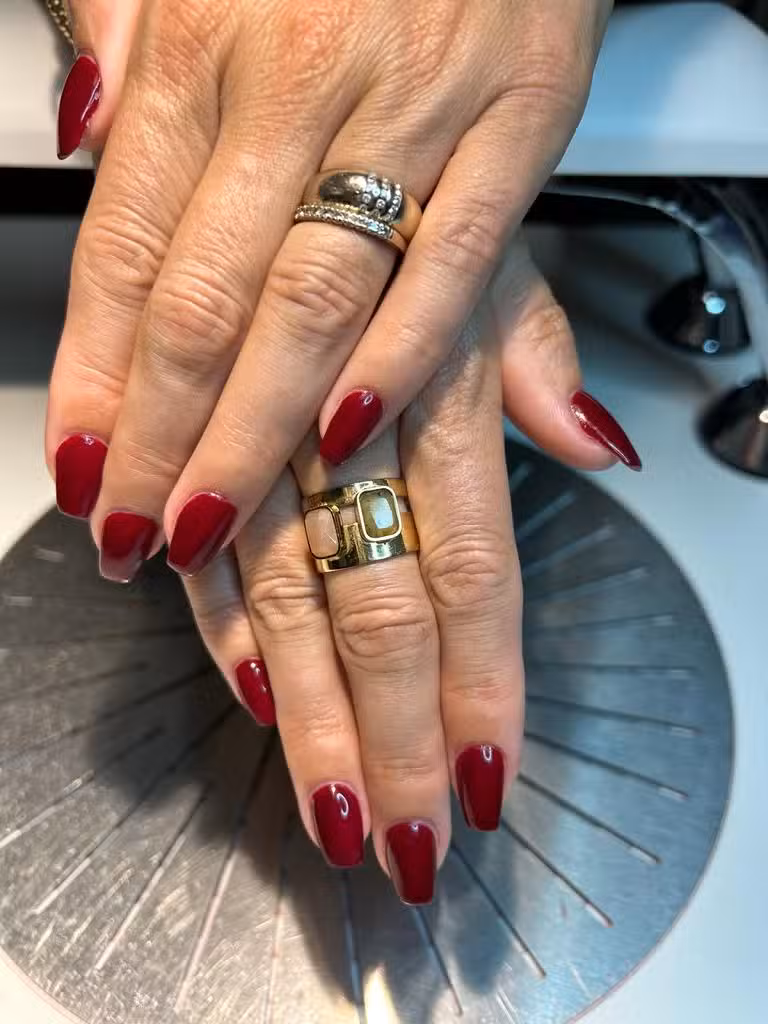 Hennie’s Nails & Beauty