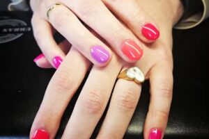 Stripes and Stones, nail art studio
