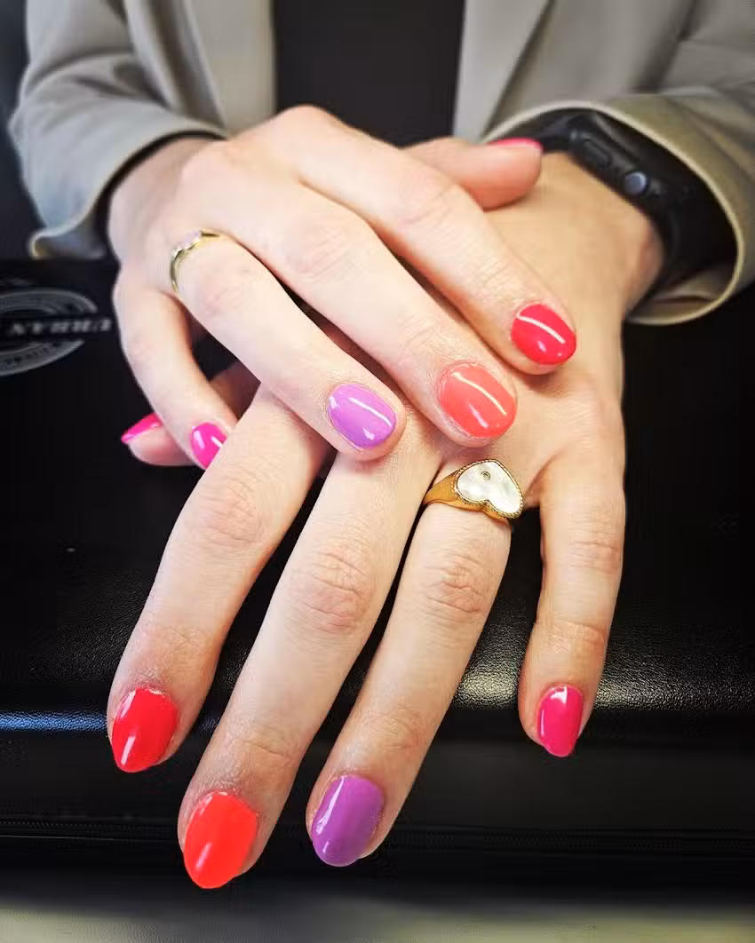 Stripes and Stones, nail art studio